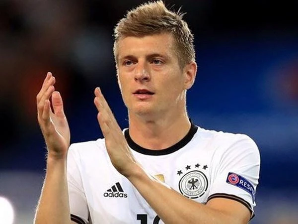 Khuôn mặt của Toni Kroos và bức tượng Aguero là một. Ảnh: Getty Đôi chân thật của Aguero...cũng cơ bắp "hình bắp chuối" hơn chứ không phải thế này. Ảnh: Getty Hẳn là Aguero mà rất giống Toni Kroos ăn mừng bàn thắng. Ảnh: Getty Bức tượng Aguero kỷ niệm 10 năm ngày vô địch Premier League của Man. "xanh" sau tượng đài Vincent Kompany, David Silva. Aguero có mặt và ký tặng fan. Ảnh: Getty