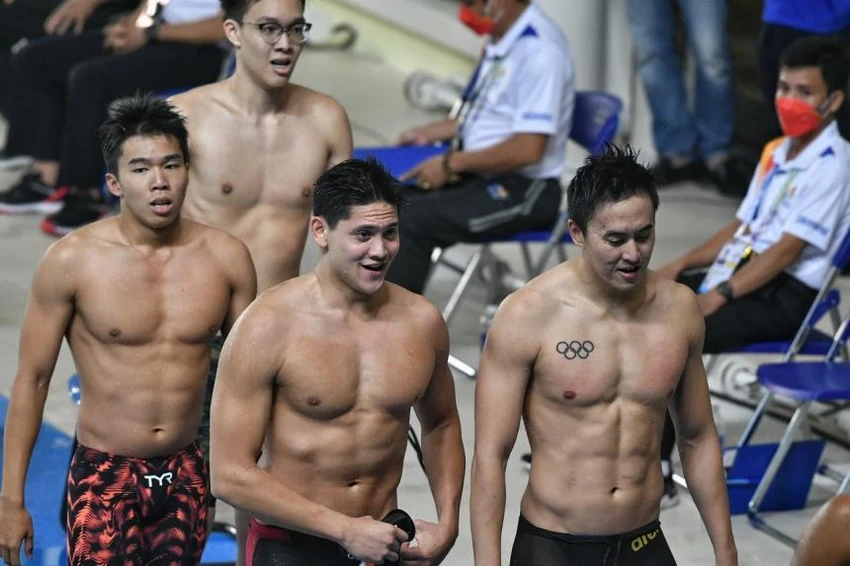 Schooling (thứ hai từ phải qua), nhà vô địch Olympic nhưng tiếp nước phạm quy. Ảnh: CTV