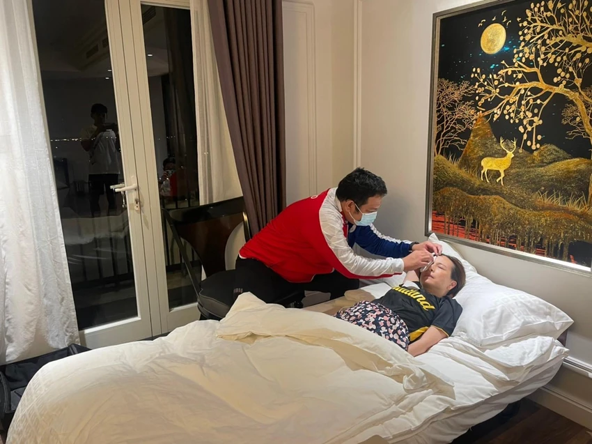 Nữ trưởng đoàn Thái Lan Nualpham Lamsam gặp...tai nạn trước trận Thái Lan-Lào. Ảnh: S.S Nữ trưởng đoàn Thái Lan Nualpham Lamsam gặp...tai nạn trước trận Thái Lan-Lào. Ảnh: S.S