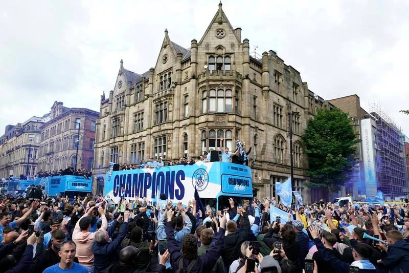 ...Nhưng bao giờ thành cổ Manchester mới chứng kiến ngôi vô địch Champions League của Man. xanh? Nếu phía dưới chữ Champions...là Champions League thì hoành tráng hơn. Những cầu thủ Man. Xanh thật...điệu đà.