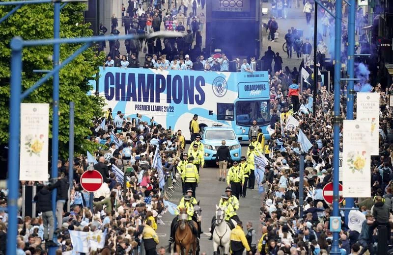 Nếu phía dưới chữ Champions...là Champions League thì hoành tráng hơn. Những cầu thủ Man. Xanh thật...điệu đà.
