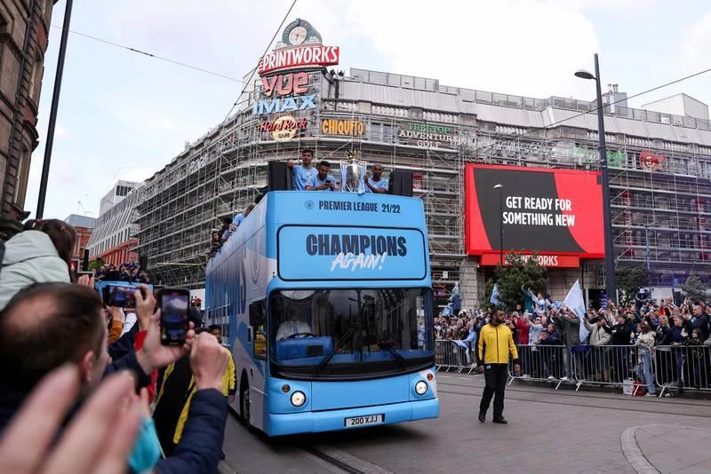Xe buýt mui trần đưa Man. xanh diễu hành khắp phố Manchester. Sau khi bị Real loại khỏi sân chơi châu lục, Pep hứa dồn sức vào Premier League để lên ngôi. Nửa thành Man. xanh đi bão mừng ngôi vô địch. Man. xanh diễu hành giữa "biển người". Các con phố ở Manchester người chật như...nêm Cặp đôi Bồ Đào Nha Ruben Dias và Bernardo Silva. Tiền vệ Bỉ Kevin Van de Bruyne được chọn là Cầu thủ xuất sắc nhất giải. Grealish và Fernando cùng chiếc cúp vô địch. Fernando nâng cao chiếc cúp vàng. Robben Dias ăn mừng danh hiệu. ...Nhưng bao giờ thành cổ Manchester mới chứng kiến ngôi vô địch Champions League của Man. xanh? Nếu phía dưới chữ Champions...là Champions League thì hoành tráng hơn. Những cầu thủ Man. Xanh thật...điệu đà.