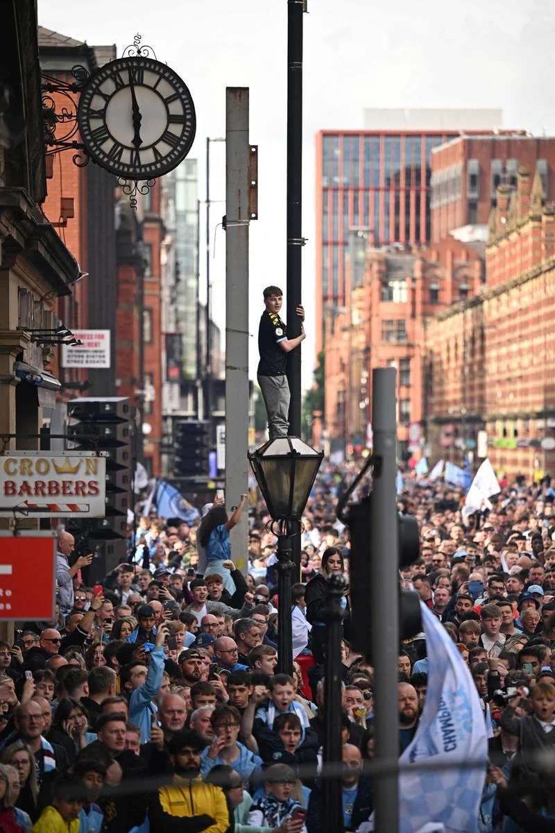 Các con phố ở Manchester người chật như...nêm Cặp đôi Bồ Đào Nha Ruben Dias và Bernardo Silva. Tiền vệ Bỉ Kevin Van de Bruyne được chọn là Cầu thủ xuất sắc nhất giải. Grealish và Fernando cùng chiếc cúp vô địch. Fernando nâng cao chiếc cúp vàng. Robben Dias ăn mừng danh hiệu. ...Nhưng bao giờ thành cổ Manchester mới chứng kiến ngôi vô địch Champions League của Man. xanh? Nếu phía dưới chữ Champions...là Champions League thì hoành tráng hơn. Những cầu thủ Man. Xanh thật...điệu đà.