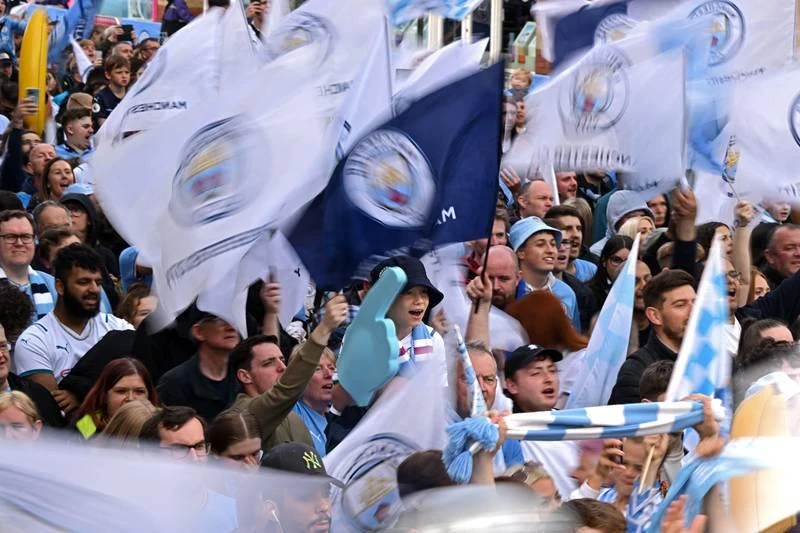 Chùm ảnh Man City ‘đi bão’ ăn mừng ngôi vô địch ảnh 15