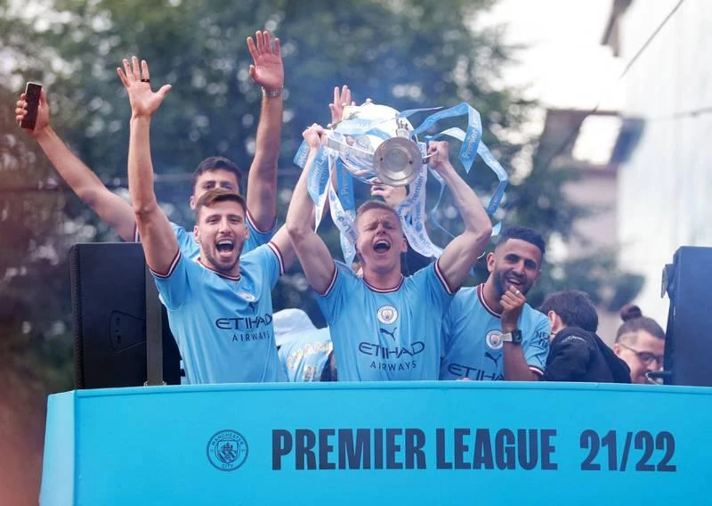 Robben Dias ăn mừng danh hiệu. ...Nhưng bao giờ thành cổ Manchester mới chứng kiến ngôi vô địch Champions League của Man. xanh? Nếu phía dưới chữ Champions...là Champions League thì hoành tráng hơn. Những cầu thủ Man. Xanh thật...điệu đà.