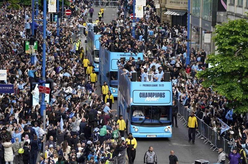 Man. xanh diễu hành giữa "biển người". Các con phố ở Manchester người chật như...nêm Cặp đôi Bồ Đào Nha Ruben Dias và Bernardo Silva. Tiền vệ Bỉ Kevin Van de Bruyne được chọn là Cầu thủ xuất sắc nhất giải. Grealish và Fernando cùng chiếc cúp vô địch. Fernando nâng cao chiếc cúp vàng. Robben Dias ăn mừng danh hiệu. ...Nhưng bao giờ thành cổ Manchester mới chứng kiến ngôi vô địch Champions League của Man. xanh? Nếu phía dưới chữ Champions...là Champions League thì hoành tráng hơn. Những cầu thủ Man. Xanh thật...điệu đà.