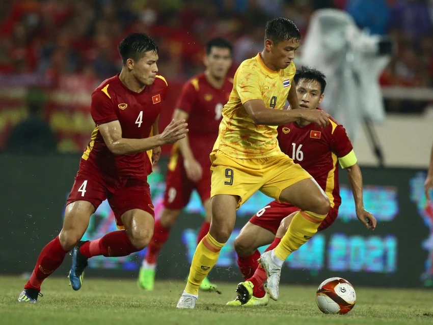 HLV Worawut...sợ ác mộng SEA Games 31 thua VN và Malaysia lại ùa về với học trò của ông tại sân châu lục. Ảnh: CTP