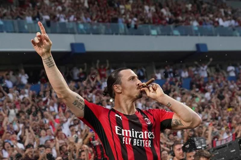 Ibrahomvic ăn mừng ngôi vô địch Serie A cùng AC Milan. Ảnh: Getty Ibrahomvic ăn mừng ngôi vô địch Serie A cùng AC Milan. Ảnh: Getty