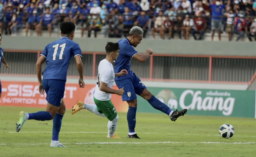 Bodin Phala có trận đấu nhạt, sau đó anh được thay bằng Adisak Kraisorn và AK9 đã ghi bàn. S.E