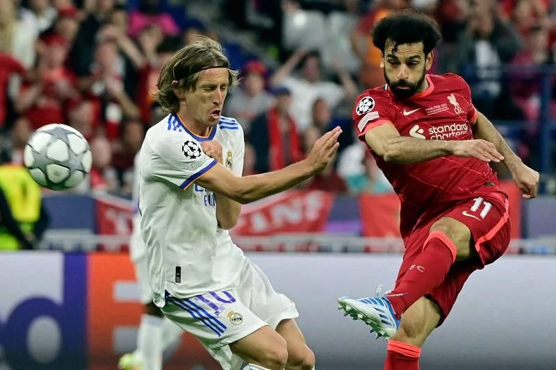 Salah thì giỏi, còn Modric đã giỏi lại còn giàu kinh nghiệm. Bàn thắng duy nhất của Vinicius Jr ở phút 59. Courtois quá xuất sắc làm nản lòng các chân sút Liverpool. ...Thùa thì thôi mà...đã nỗ lực hơn 200% sức lực rồi. Chiến lược gia Ý Carlo Ancelotti đi vào "ngôi đền huyền thoại". Ông đã có bốn danh hiệu Champions League. Real có rất nhiều cầu thủ có năm danh hiệu Champions League. Real về nhất La Liga và Champions League. Liverpool có hai ngôi á quân (Premier League và Champions League).