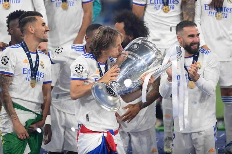Real có rất nhiều cầu thủ có năm danh hiệu Champions League. Real về nhất La Liga và Champions League. Liverpool có hai ngôi á quân (Premier League và Champions League).