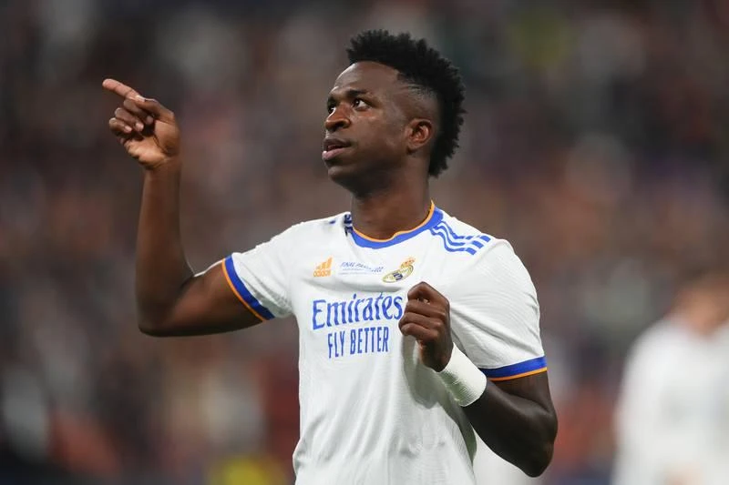 Vinicius Jr ghi bàn duy nhất trận phút 59 cho Real Madrid. Thủ môn Courtois...như "thần gác đền" cho Real. Thủ môn Bỉ đóng hơn một vai trò "thần gác đền" mà còn thêm nhiệm vụ hậu vệ nữa. Arnold nỗ lực tạt bóng trước các hậu vệ Real. Benzema vẫn rất xuất sắc. Salah thì giỏi, còn Modric đã giỏi lại còn giàu kinh nghiệm. Bàn thắng duy nhất của Vinicius Jr ở phút 59. Courtois quá xuất sắc làm nản lòng các chân sút Liverpool. ...Thùa thì thôi mà...đã nỗ lực hơn 200% sức lực rồi. Chiến lược gia Ý Carlo Ancelotti đi vào "ngôi đền huyền thoại". Ông đã có bốn danh hiệu Champions League. Real có rất nhiều cầu thủ có năm danh hiệu Champions League. Real về nhất La Liga và Champions League. Liverpool có hai ngôi á quân (Premier League và Champions League).