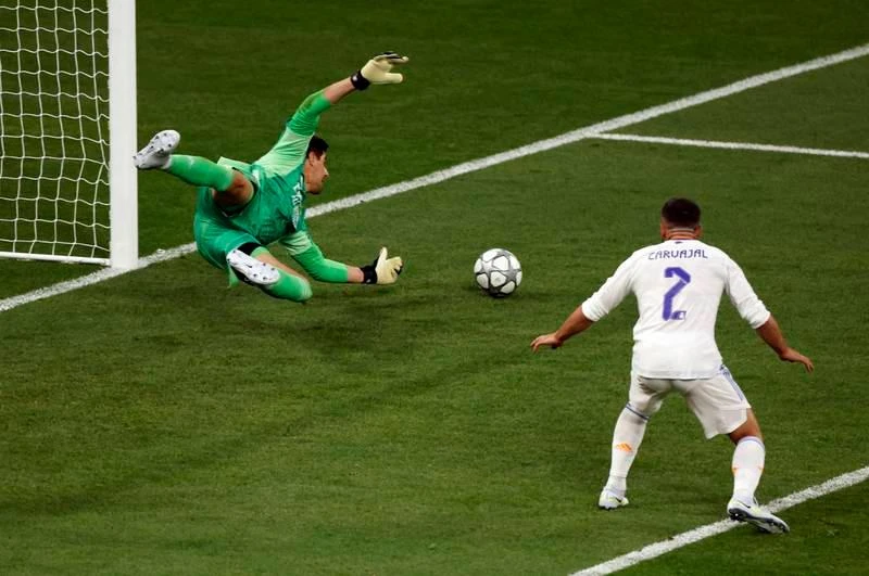 Thủ môn Courtois...như "thần gác đền" cho Real. Thủ môn Bỉ đóng hơn một vai trò "thần gác đền" mà còn thêm nhiệm vụ hậu vệ nữa. Arnold nỗ lực tạt bóng trước các hậu vệ Real. Benzema vẫn rất xuất sắc. Salah thì giỏi, còn Modric đã giỏi lại còn giàu kinh nghiệm. Bàn thắng duy nhất của Vinicius Jr ở phút 59. Courtois quá xuất sắc làm nản lòng các chân sút Liverpool. ...Thùa thì thôi mà...đã nỗ lực hơn 200% sức lực rồi. Chiến lược gia Ý Carlo Ancelotti đi vào "ngôi đền huyền thoại". Ông đã có bốn danh hiệu Champions League. Real có rất nhiều cầu thủ có năm danh hiệu Champions League. Real về nhất La Liga và Champions League. Liverpool có hai ngôi á quân (Premier League và Champions League).