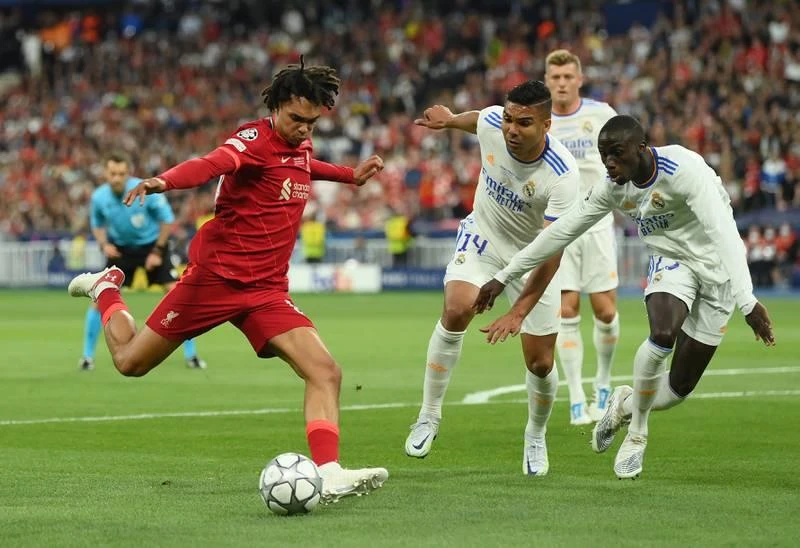 Arnold nỗ lực tạt bóng trước các hậu vệ Real. Benzema vẫn rất xuất sắc. Salah thì giỏi, còn Modric đã giỏi lại còn giàu kinh nghiệm. Bàn thắng duy nhất của Vinicius Jr ở phút 59. Courtois quá xuất sắc làm nản lòng các chân sút Liverpool. ...Thùa thì thôi mà...đã nỗ lực hơn 200% sức lực rồi. Chiến lược gia Ý Carlo Ancelotti đi vào "ngôi đền huyền thoại". Ông đã có bốn danh hiệu Champions League. Real có rất nhiều cầu thủ có năm danh hiệu Champions League. Real về nhất La Liga và Champions League. Liverpool có hai ngôi á quân (Premier League và Champions League).