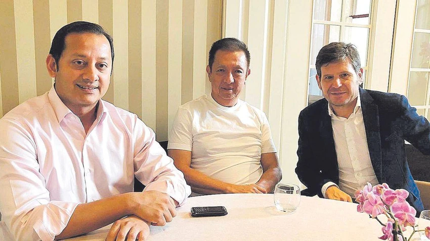 Tỉ phú Peter Lim (giữa) trảm "cánh tay mặt" của mình là chủ tịch Anil Murphy (trái). Ảnh: Getty Tỉ phú Peter Lim (giữa) trảm "cánh tay mặt" của mình là chủ tịch Anil Murphy (trái). Ảnh: Getty
