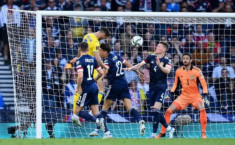 Ngay tại Glasgow, Ukraine (vàng) đánh bại chủ nhà Scotland 3-1. Với chiến thắng này, Ukraine sẽ đá chung kết với Wales vào chủ nhật tới tại Hamdem Park. Thật kỳ lạ là sân Glasgow nhuộm vàng-xanh (màu quốc kỳ Ukraine) hầu như bốn bề. Hàng ngàn fan Scotland cũng ủng hộ đội bóng Đông Âu để vượt qua giai đoạn khó khăn của chiến tranh nơi quê nhà. Thủ môn Callum McGregor ghi bàn danh dự cho Scotland. Scotland buồn vì giấc mơ World Cup qua đi, nhưng họ không oán trách fan nhà ủng hộ Ukraine. Tiền đạo Yarmolenko ăn mừng bàn thắng. Yaremchuk (9) cũng có bàn thắng trong chiến thắng 3-1. 25 năm kể từ France 98 đến nay, Scotland vẫn chưa thể góp mặt tại World Cup trở lại. Ukraine sẽ đá chung kết Play off với Xứ Wales vào chủ nhật này để tranh vé đi Qatar cuối năm nay. Tuyển Ukraine đa phần cầu thủ đá giải trong nước mà năm 2022 này bóng đá Ukraine bị đứng hình vì chiến tranh.