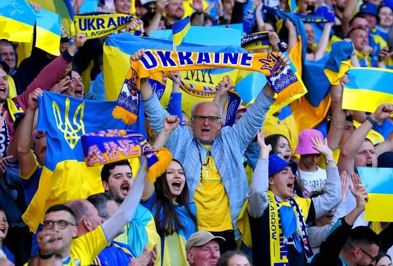 Thật kỳ lạ là sân Glasgow nhuộm vàng-xanh (màu quốc kỳ Ukraine) hầu như bốn bề. Hàng ngàn fan Scotland cũng ủng hộ đội bóng Đông Âu để vượt qua giai đoạn khó khăn của chiến tranh nơi quê nhà. Thủ môn Callum McGregor ghi bàn danh dự cho Scotland. Scotland buồn vì giấc mơ World Cup qua đi, nhưng họ không oán trách fan nhà ủng hộ Ukraine. Tiền đạo Yarmolenko ăn mừng bàn thắng. Yaremchuk (9) cũng có bàn thắng trong chiến thắng 3-1. 25 năm kể từ France 98 đến nay, Scotland vẫn chưa thể góp mặt tại World Cup trở lại. Ukraine sẽ đá chung kết Play off với Xứ Wales vào chủ nhật này để tranh vé đi Qatar cuối năm nay. Tuyển Ukraine đa phần cầu thủ đá giải trong nước mà năm 2022 này bóng đá Ukraine bị đứng hình vì chiến tranh.