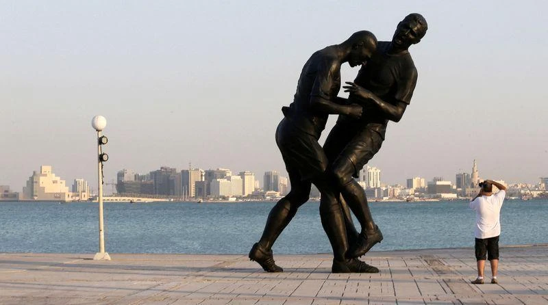 Bức tượng đồng cao 5m mô tả Zidane húc đầu vào ngực Materrazzi được dựng lại bên bờ Corniche ở Diha. Ảnh: Getty Bức tượng đồng cao 5m mô tả Zidane húc đầu vào ngực Materrazzi được dựng lại bên bờ Corniche ở Diha. Ảnh: Getty