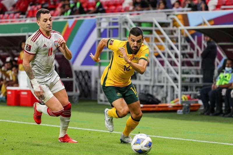 ...Đó là play-off trận tranh vé vớt World Cup 2022 giữa Úc và UAE. Úc xếp thứ ba bảng B, còn UAE thứ ba bảng A ở vòng loại World Cup 2022 giai đoạn 3 khu vực châu Á. Hai đội tranh Play off với một trận duy nhất đá tại sân Al Rayyan của Qatar. UAE (trắng) tuy không được đánh giá cao như Úc, nhưng họ thể hiện một trận hay. Irvine mở bàn trước cho Úc ở phút 53. ...Ngoại binh nhập tịch Caio Canedo (11) san bằng cho UAE ngay phút 57. Nhưng phút 84, thì Hrustic có bàn "đóng đinh" trận đấu giúp Úc thắng chung cuộc 2-1. Sau khi thắng UAE, Úc ở lại Qatar để tiếp tục trận Play off cuối gặp đội xếp thứ năm khu vực Nam Mỹ là Peru vào 1 giờ ngày 14-6 để tranh tấm vé đi World cup 2022.
