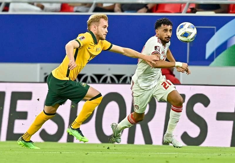 Úc xếp thứ ba bảng B, còn UAE thứ ba bảng A ở vòng loại World Cup 2022 giai đoạn 3 khu vực châu Á. Hai đội tranh Play off với một trận duy nhất đá tại sân Al Rayyan của Qatar. UAE (trắng) tuy không được đánh giá cao như Úc, nhưng họ thể hiện một trận hay. Irvine mở bàn trước cho Úc ở phút 53. ...Ngoại binh nhập tịch Caio Canedo (11) san bằng cho UAE ngay phút 57. Nhưng phút 84, thì Hrustic có bàn "đóng đinh" trận đấu giúp Úc thắng chung cuộc 2-1. Sau khi thắng UAE, Úc ở lại Qatar để tiếp tục trận Play off cuối gặp đội xếp thứ năm khu vực Nam Mỹ là Peru vào 1 giờ ngày 14-6 để tranh tấm vé đi World cup 2022.