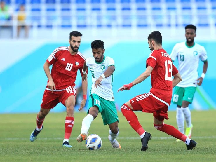 Nhiều lúc UAE (đỏ) muốn thoát ra lối chơi...ma mỵ của Saudi Arabia nhưng không thể. Ảnh: AFC Nhiều lúc UAE (đỏ) muốn thoát ra lối chơi...ma mỵ của Saudi Arabia nhưng không thể. Ảnh: AFC