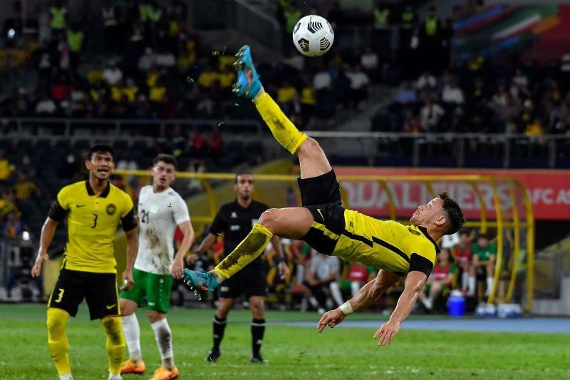 Darren Look của Malaysia có pha "overhead" thật đẹp trong trận Malaysia thắng Turkmenistan tối 8-6. Ảnh: Star. Darren Look của Malaysia có pha "overhead" thật đẹp trong trận Malaysia thắng Turkmenistan tối 8-6. Ảnh: Star.