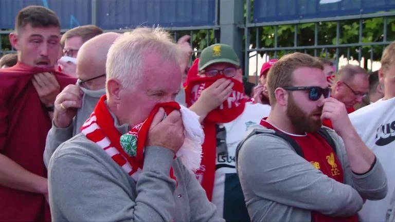 Fan Liverpool cất công sang Pháp mất tiền mua vé, không được xem trận lại phải hít hơi cay từ cảnh sát Pháp. Ảnh: Getty Fan Liverpool cất công sang Pháp mất tiền mua vé, không được xem trận lại phải hít hơi cay từ cảnh sát Pháp. Ảnh: Getty