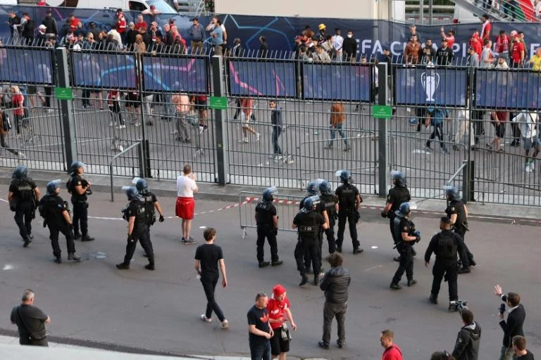 Cảnh sát Pháp dùng hơi cay để hạn chế đám đông fan Liverpool có vé mà không được vào sân xem trận Real- Liverpool. Ảnh: Getty Cảnh sát Pháp dùng hơi cay để hạn chế đám đông fan Liverpool có vé mà không được vào sân xem trận Real- Liverpool. Ảnh: Getty