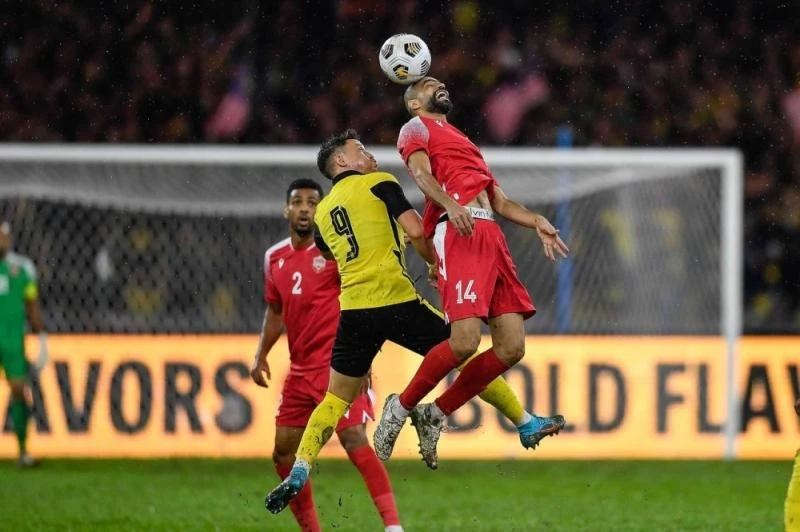 Malaysia trong trận thua Bahrain 1-2 trên sân Bukit Jalil...như bãi ruộng. Ảnh: NST
