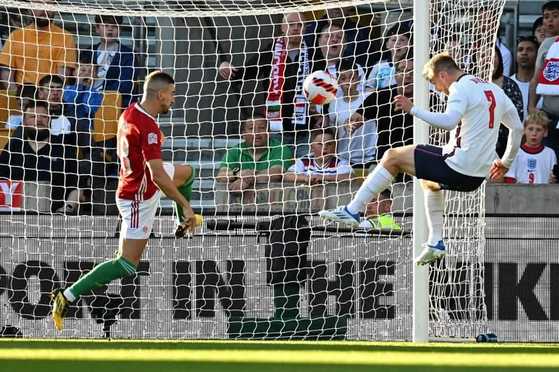 Jarrot Bowen của Anh vất vả ngăn bóng. Raheem Sterling như cái bóng của chính mình. Daniel Gazdag (16) đóng đinh trận đấu 4-0 cho Hungary. Conor Gallaggher của Anh nỗ lực đi bóng. Thua Hungary, Anh rơi xuống đáy bảng thật đáng xấu hổ. Hungary lên đầu bảng với 7 điểm, xếp trên cả Đức (6 điểm)