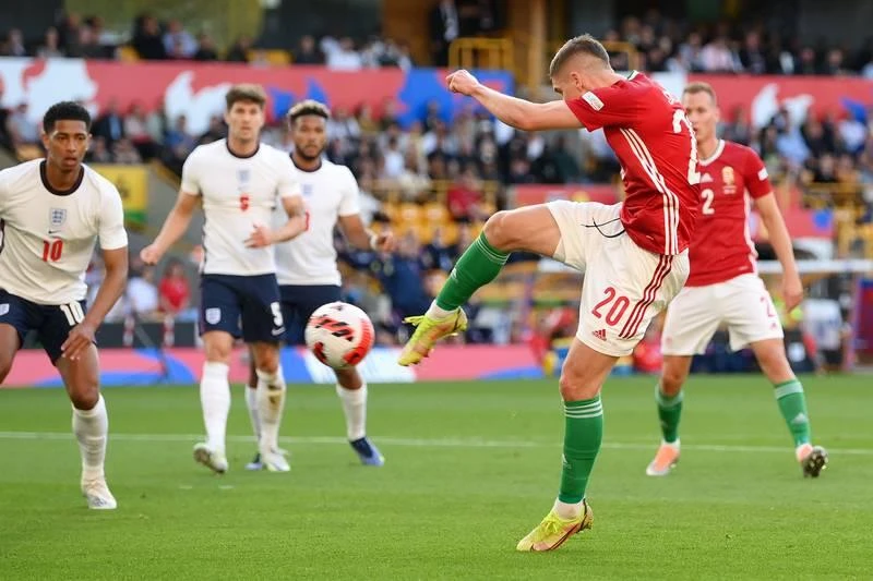 Cách đây chưa đầy hai tuần Hungary đánh bại Anh lần đầu tiên kể từ World Cup 1962. ...Nay thầy trò Marco Rossi của Hungary tiếp tục khiến tuyển Anh nhận thêm trận thua đậm nữa với tỉ số 0-4. Zsolt Nagy ăn mừng bàn thắng cho Hungary. Phút 82, trung vệ John Stones bị thẻ đỏ. Jarrot Bowen của Anh vất vả ngăn bóng. Raheem Sterling như cái bóng của chính mình. Daniel Gazdag (16) đóng đinh trận đấu 4-0 cho Hungary. Conor Gallaggher của Anh nỗ lực đi bóng. Thua Hungary, Anh rơi xuống đáy bảng thật đáng xấu hổ. Hungary lên đầu bảng với 7 điểm, xếp trên cả Đức (6 điểm)