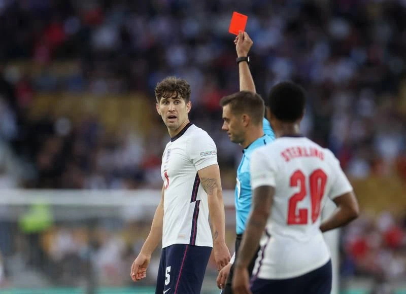 Phút 82, trung vệ John Stones bị thẻ đỏ. Jarrot Bowen của Anh vất vả ngăn bóng. Raheem Sterling như cái bóng của chính mình. Daniel Gazdag (16) đóng đinh trận đấu 4-0 cho Hungary. Conor Gallaggher của Anh nỗ lực đi bóng. Thua Hungary, Anh rơi xuống đáy bảng thật đáng xấu hổ. Hungary lên đầu bảng với 7 điểm, xếp trên cả Đức (6 điểm)