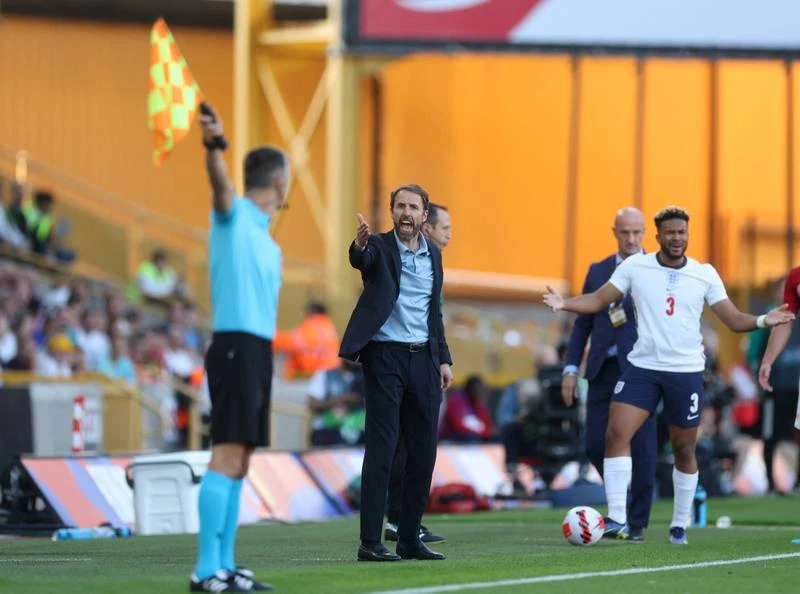 Bốn trận "tam sư" không biết mùi chiến thắng và rơi xuống đáy bảng tại Nations League. HLV Southgate bảo rằng, điểm rơi của tuyển Anh là World Cup 2022 chứ không phải Nations League. Cách đây chưa đầy hai tuần Hungary đánh bại Anh lần đầu tiên kể từ World Cup 1962. ...Nay thầy trò Marco Rossi của Hungary tiếp tục khiến tuyển Anh nhận thêm trận thua đậm nữa với tỉ số 0-4. Zsolt Nagy ăn mừng bàn thắng cho Hungary. Phút 82, trung vệ John Stones bị thẻ đỏ. Jarrot Bowen của Anh vất vả ngăn bóng. Raheem Sterling như cái bóng của chính mình. Daniel Gazdag (16) đóng đinh trận đấu 4-0 cho Hungary. Conor Gallaggher của Anh nỗ lực đi bóng. Thua Hungary, Anh rơi xuống đáy bảng thật đáng xấu hổ. Hungary lên đầu bảng với 7 điểm, xếp trên cả Đức (6 điểm)