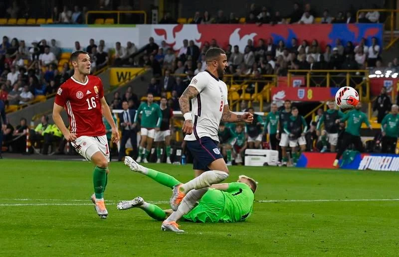 Daniel Gazdag (16) đóng đinh trận đấu 4-0 cho Hungary. Conor Gallaggher của Anh nỗ lực đi bóng. Thua Hungary, Anh rơi xuống đáy bảng thật đáng xấu hổ. Hungary lên đầu bảng với 7 điểm, xếp trên cả Đức (6 điểm)