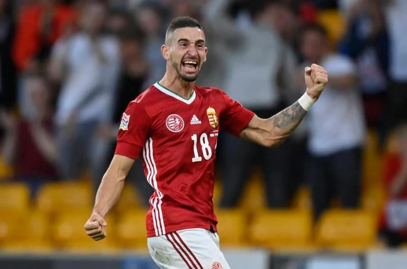 Zsolt Nagy ăn mừng bàn thắng cho Hungary. Phút 82, trung vệ John Stones bị thẻ đỏ. Jarrot Bowen của Anh vất vả ngăn bóng. Raheem Sterling như cái bóng của chính mình. Daniel Gazdag (16) đóng đinh trận đấu 4-0 cho Hungary. Conor Gallaggher của Anh nỗ lực đi bóng. Thua Hungary, Anh rơi xuống đáy bảng thật đáng xấu hổ. Hungary lên đầu bảng với 7 điểm, xếp trên cả Đức (6 điểm)