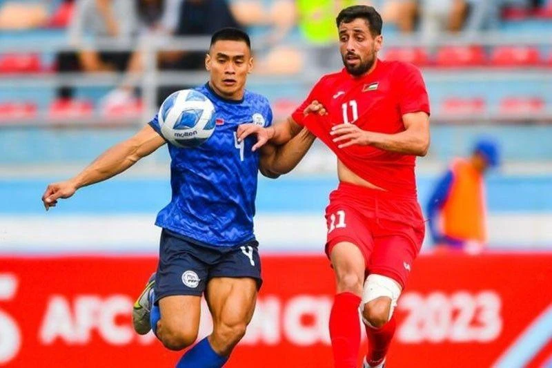 Philippines (áo xanh) thua sốc Palestine đến 0-4 tại Ulaanbator. Ảnh: AFC Philippines (áo xanh) thua sốc Palestine đến 0-4 tại Ulaanbator. Ảnh: AFC