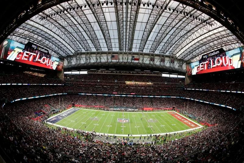 Sân NRG tại Houston, Mỹ. Sân Levi's tại Santa Clara, Mỹ. Sân BC tại Vancouver, Canada. Sân BBVA tại Monterrey, Mexico. Sân Akron tại Guadalajara, Mexico. Sân Azteca ở Mexico City, Mexico. Sân Arrowhead ở Kansas City, Mỹ được cho là có sức chứa kỷ lục guinness. Sân Hard Rock tại Miami, Florida, Mỹ. Sân AT&amp;T tại Texas, Mỹ. Sân SoFi ở Los Angeles, California, Mỹ, sân có giá trị xây dựng 5 tỉ USD. Sân Lincold Finacial ở Philadenphia, Mỹ.