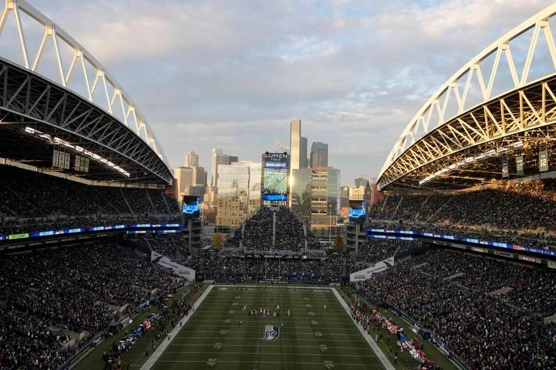 Sân Lumen tại Seattle, Mỹ. Sân BMO Field Toronto của Canada. Sân Mercedez-Benz ở Atlanta, Mỹ. Sân MetLife tại East Rutherford, New Jersey, Mỹ. Sân Gillette tại Foxsbourough ở Massachusetts, Mỹ. Sân NRG tại Houston, Mỹ. Sân Levi's tại Santa Clara, Mỹ. Sân BC tại Vancouver, Canada. Sân BBVA tại Monterrey, Mexico. Sân Akron tại Guadalajara, Mexico. Sân Azteca ở Mexico City, Mexico. Sân Arrowhead ở Kansas City, Mỹ được cho là có sức chứa kỷ lục guinness. Sân Hard Rock tại Miami, Florida, Mỹ. Sân AT&amp;T tại Texas, Mỹ. Sân SoFi ở Los Angeles, California, Mỹ, sân có giá trị xây dựng 5 tỉ USD. Sân Lincold Finacial ở Philadenphia, Mỹ.