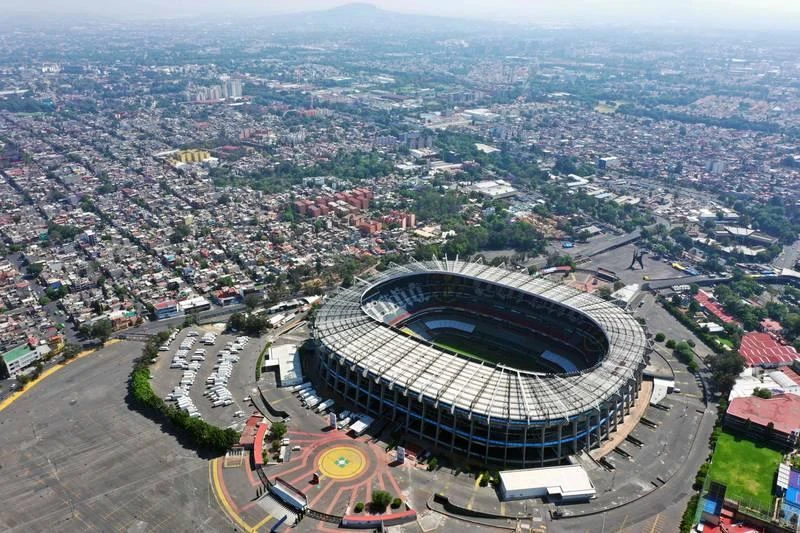 Sân Azteca ở Mexico City, Mexico. Sân Arrowhead ở Kansas City, Mỹ được cho là có sức chứa kỷ lục guinness. Sân Hard Rock tại Miami, Florida, Mỹ. Sân AT&amp;T tại Texas, Mỹ. Sân SoFi ở Los Angeles, California, Mỹ, sân có giá trị xây dựng 5 tỉ USD. Sân Lincold Finacial ở Philadenphia, Mỹ.