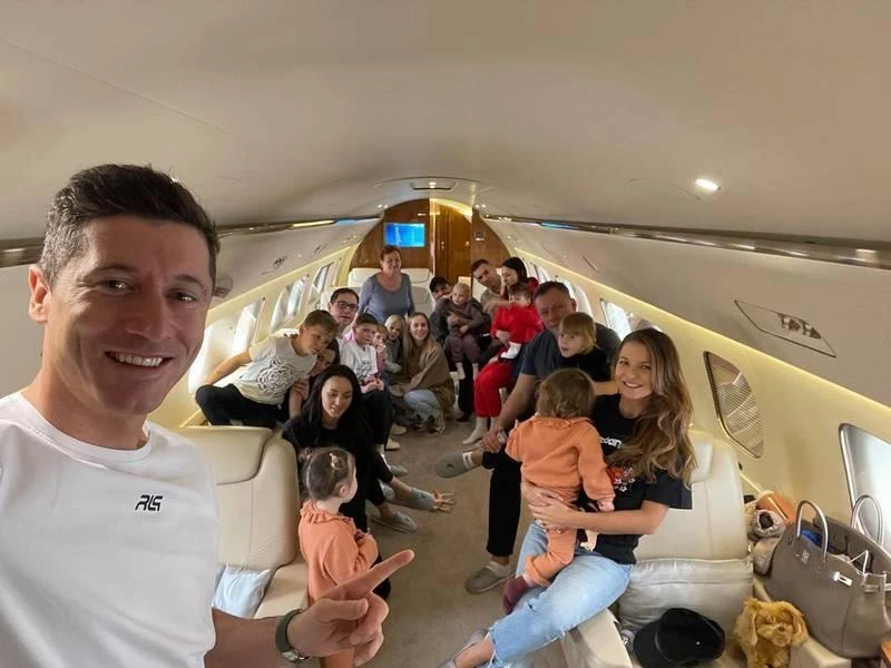 Tiền đạo Bayern và tuyển Ba Lan- Lewandowski dùng máy bay riêng chở gia đình và con cháu gọi bằng cậu, chú đi nghỉ mát. Messi thoải mái mỗi khi vượt Đại Tây Dương từ châu Âu về Argentina khoác áo tuyển. Cầu thang máy bay của Messi có gắn tên các con của Messi. Những lần từ châu Âu về nước, Messi hay cho đồng hương là tuyển thủ Argentina quá giang. Mbappe chủ yếu sắm máy bay riêng cho chẳng thua đồng nghiệp mà thôi. Tiền đạo này ít đi xa. Tay chơi Neymar thường dùng máy bay riêng vượt Đại Tây Dương từ Tây Ban Nha hay Pháp mỗi khi tập trung tuyển Brazil. Chẳng cần hiện diện của chủ nhân cũng biết chiếc máy bay của ai rồi. Bên trong chiếc máy bay siêu sang của CR7. Tay chơi Vinicius Jr của Real Madrid và tuyển Brazil cũng hay dùng máy bay riêng mỗi khi về nước. Tiền đạo của Real Madrid- Benzema và những người bạn bên chiếc máy bay của mình. Huyền thoại sống Thụy Điển- Ibrahimovic vẫn hay dùng máy bay riêng đi lại từ Milano về Thụy Điển. Kỷ lục gia chuyển nhượng từ Tottenham đến Real Marid- Gareth Bale cũng hay dùng máy bay của mình khi từ Tây Ban Nha về Wales. Vợ chồng Vic-Bec vẫn hay dùng máy bay riêng trong những chuyến bay ngắn. Tân tiền đạo Man. City- Erling Haaland cứ như kẻ màu mè lòe loẹt trong chiếc máy bay của mình.
