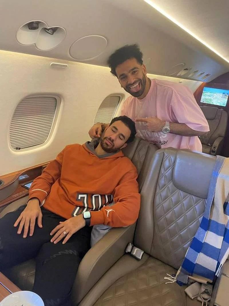 Tiền đạo Liverpool và tuyển Ai Cập Mohamed Salah rủ ông bạn cùng ngồi chung trong máy bay riêng của mình và nghịch ngợm khi máy bay chờ lệnh cất cánh. Tiền đạo Bayern và tuyển Ba Lan- Lewandowski dùng máy bay riêng chở gia đình và con cháu gọi bằng cậu, chú đi nghỉ mát. Messi thoải mái mỗi khi vượt Đại Tây Dương từ châu Âu về Argentina khoác áo tuyển. Cầu thang máy bay của Messi có gắn tên các con của Messi. Những lần từ châu Âu về nước, Messi hay cho đồng hương là tuyển thủ Argentina quá giang. Mbappe chủ yếu sắm máy bay riêng cho chẳng thua đồng nghiệp mà thôi. Tiền đạo này ít đi xa. Tay chơi Neymar thường dùng máy bay riêng vượt Đại Tây Dương từ Tây Ban Nha hay Pháp mỗi khi tập trung tuyển Brazil. Chẳng cần hiện diện của chủ nhân cũng biết chiếc máy bay của ai rồi. Bên trong chiếc máy bay siêu sang của CR7. Tay chơi Vinicius Jr của Real Madrid và tuyển Brazil cũng hay dùng máy bay riêng mỗi khi về nước. Tiền đạo của Real Madrid- Benzema và những người bạn bên chiếc máy bay của mình. Huyền thoại sống Thụy Điển- Ibrahimovic vẫn hay dùng máy bay riêng đi lại từ Milano về Thụy Điển. Kỷ lục gia chuyển nhượng từ Tottenham đến Real Marid- Gareth Bale cũng hay dùng máy bay của mình khi từ Tây Ban Nha về Wales. Vợ chồng Vic-Bec vẫn hay dùng máy bay riêng trong những chuyến bay ngắn. Tân tiền đạo Man. City- Erling Haaland cứ như kẻ màu mè lòe loẹt trong chiếc máy bay của mình.