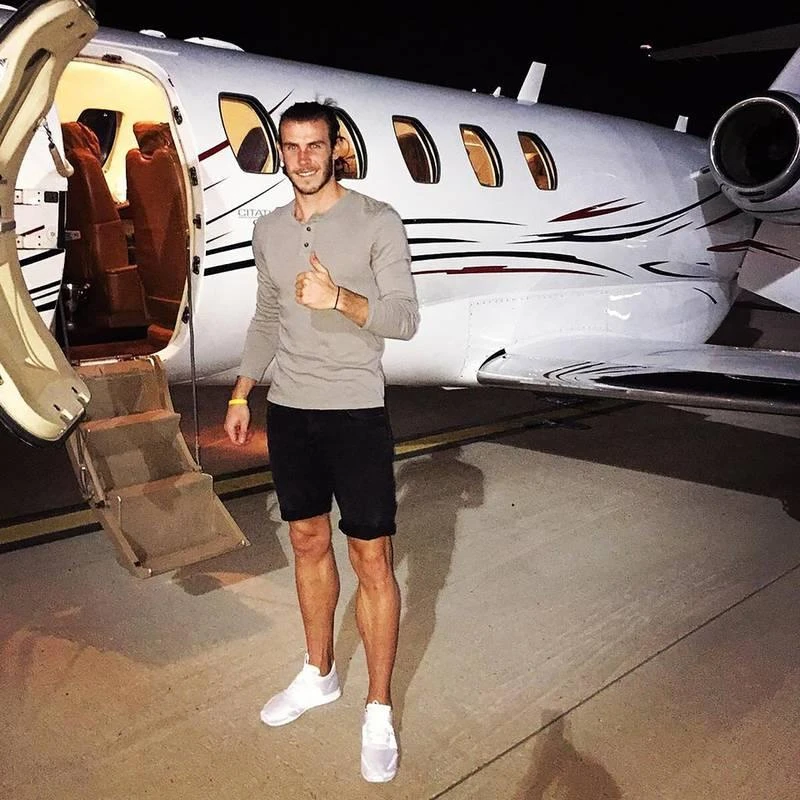 Kỷ lục gia chuyển nhượng từ Tottenham đến Real Marid- Gareth Bale cũng hay dùng máy bay của mình khi từ Tây Ban Nha về Wales. Vợ chồng Vic-Bec vẫn hay dùng máy bay riêng trong những chuyến bay ngắn. Tân tiền đạo Man. City- Erling Haaland cứ như kẻ màu mè lòe loẹt trong chiếc máy bay của mình.