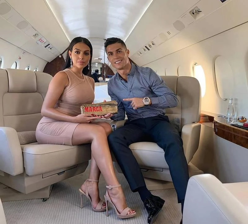 Bên trong chiếc máy bay siêu sang của CR7. Tay chơi Vinicius Jr của Real Madrid và tuyển Brazil cũng hay dùng máy bay riêng mỗi khi về nước. Tiền đạo của Real Madrid- Benzema và những người bạn bên chiếc máy bay của mình. Huyền thoại sống Thụy Điển- Ibrahimovic vẫn hay dùng máy bay riêng đi lại từ Milano về Thụy Điển. Kỷ lục gia chuyển nhượng từ Tottenham đến Real Marid- Gareth Bale cũng hay dùng máy bay của mình khi từ Tây Ban Nha về Wales. Vợ chồng Vic-Bec vẫn hay dùng máy bay riêng trong những chuyến bay ngắn. Tân tiền đạo Man. City- Erling Haaland cứ như kẻ màu mè lòe loẹt trong chiếc máy bay của mình.
