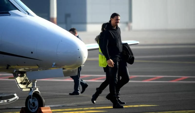 Huyền thoại sống Thụy Điển- Ibrahimovic vẫn hay dùng máy bay riêng đi lại từ Milano về Thụy Điển. Kỷ lục gia chuyển nhượng từ Tottenham đến Real Marid- Gareth Bale cũng hay dùng máy bay của mình khi từ Tây Ban Nha về Wales. Vợ chồng Vic-Bec vẫn hay dùng máy bay riêng trong những chuyến bay ngắn. Tân tiền đạo Man. City- Erling Haaland cứ như kẻ màu mè lòe loẹt trong chiếc máy bay của mình.