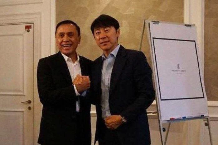 Chủ tịch PSSI Mochamad Iriawan chính thức giao ba đội tuyển cho thầy Shin Tae-yong. Ảnh: Bola. Chủ tịch PSSI Mochamad Iriawan chính thức giao ba đội tuyển cho thầy Shin Tae-yong. Ảnh: Bola.
