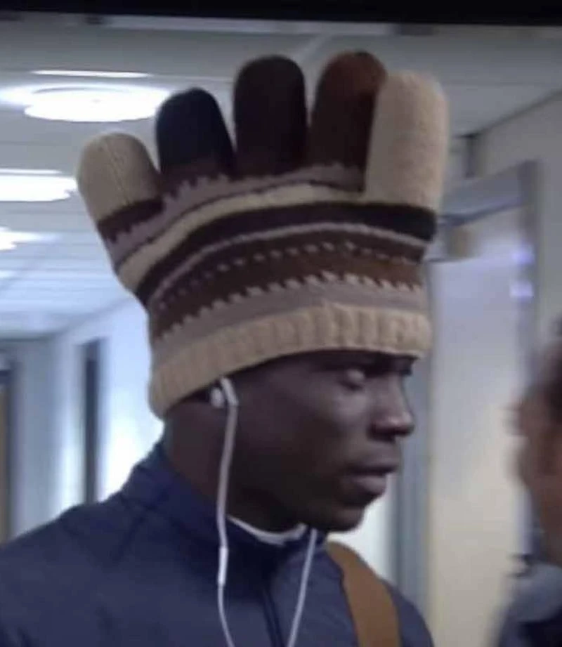 Tay quậy Balotelli thời khoác áo Man. City năm 2010. Calvin Philipps của Leeds trong đôi giày thảm họa thời trang.