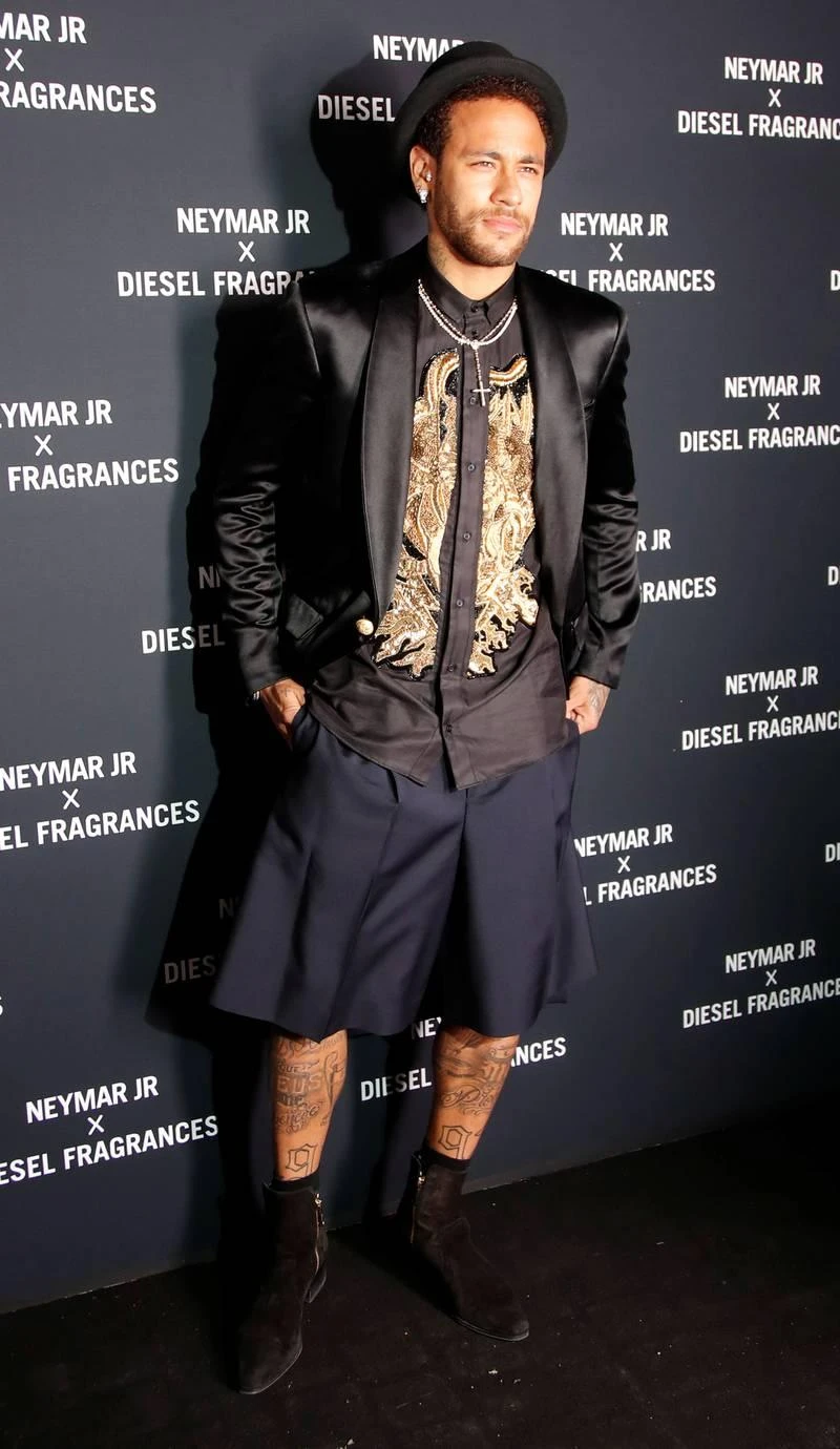 Cổ không ra cổ, kim không ra kim của Neymar trong tuần lễ thời trang nước hoa Diesel tại Paris năm 2009. Tiền đạo Man. City Erling Haaland trông thật diêm dúa. Tiền vệ Tom Davies của Everton trong tuần lễ thời trang New York 2020. Tay quậy Balotelli thời khoác áo Man. City năm 2010. Calvin Philipps của Leeds trong đôi giày thảm họa thời trang.