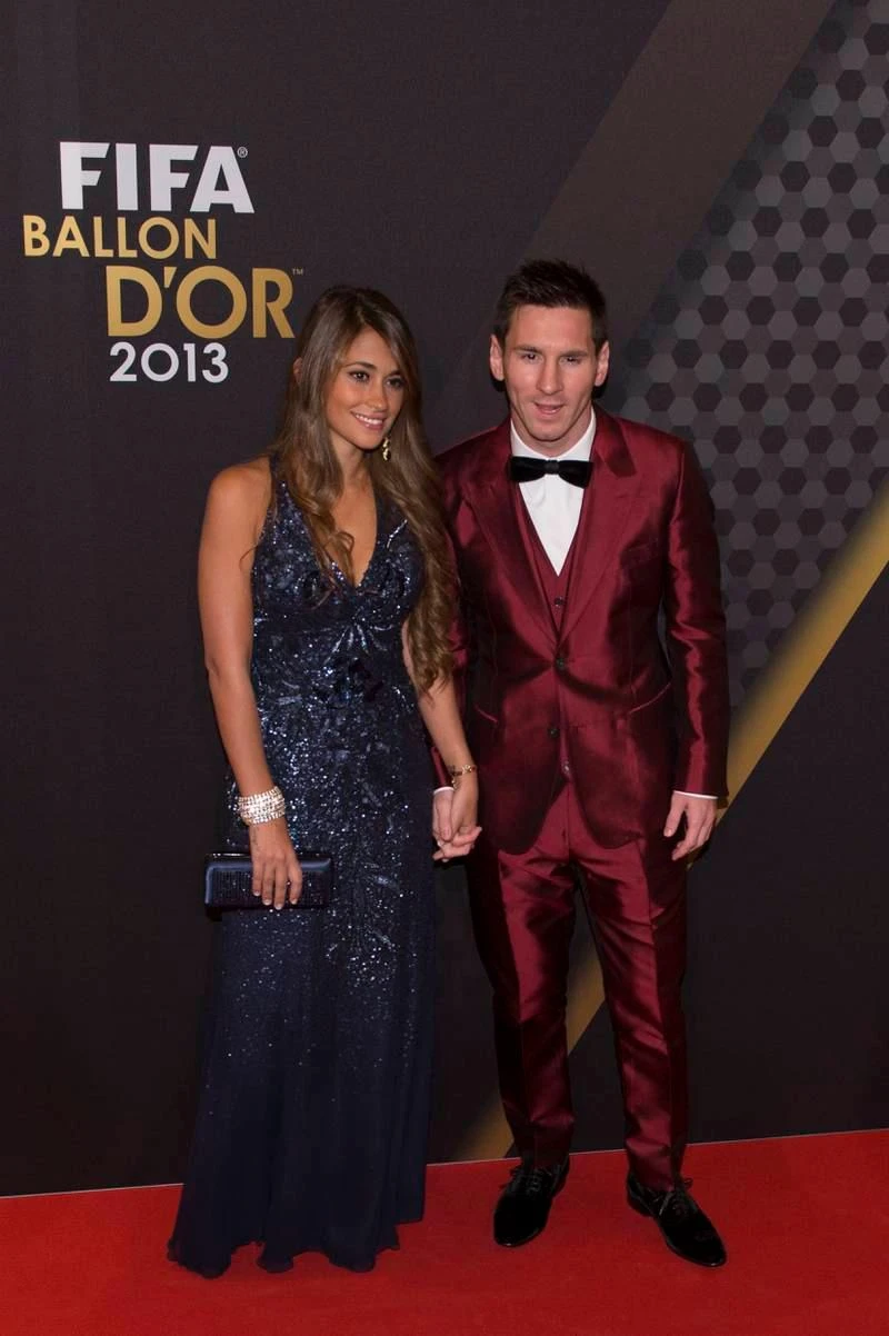 Bộ vest của Messi trình làng trong lễ Quả bóng vàng 2013 cũng thật thảm họa. McManaman, Fowler và Redknapp của Liverpool cứ như thành viên ban... tang lễ. Hector Bellarin của Real Betis trong buổi lễ thời trang London 2019 thật... khó tả. Cổ không ra cổ, kim không ra kim của Neymar trong tuần lễ thời trang nước hoa Diesel tại Paris năm 2009. Tiền đạo Man. City Erling Haaland trông thật diêm dúa. Tiền vệ Tom Davies của Everton trong tuần lễ thời trang New York 2020. Tay quậy Balotelli thời khoác áo Man. City năm 2010. Calvin Philipps của Leeds trong đôi giày thảm họa thời trang.