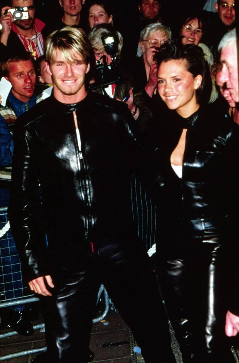 Combo của vợ chồng Bec-Vic tại buổi biểu diễn thời trang tại London 1999. Bộ vest của Messi trình làng trong lễ Quả bóng vàng 2013 cũng thật thảm họa. McManaman, Fowler và Redknapp của Liverpool cứ như thành viên ban... tang lễ. Hector Bellarin của Real Betis trong buổi lễ thời trang London 2019 thật... khó tả. Cổ không ra cổ, kim không ra kim của Neymar trong tuần lễ thời trang nước hoa Diesel tại Paris năm 2009. Tiền đạo Man. City Erling Haaland trông thật diêm dúa. Tiền vệ Tom Davies của Everton trong tuần lễ thời trang New York 2020. Tay quậy Balotelli thời khoác áo Man. City năm 2010. Calvin Philipps của Leeds trong đôi giày thảm họa thời trang.