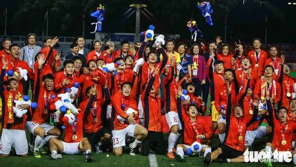 ...Hai ngày sau, U-23 VN đánh bại U-22 Indonesia 3-0 để lần đầu lên ngôi vô địch SEA Games sau 60 năm chờ đợi. Ảnh: CTP ...Hai ngày sau, U-23 VN đánh bại U-22 Indonesia 3-0 để lần đầu lên ngôi vô địch SEA Games sau 60 năm chờ đợi. Ảnh: CTP